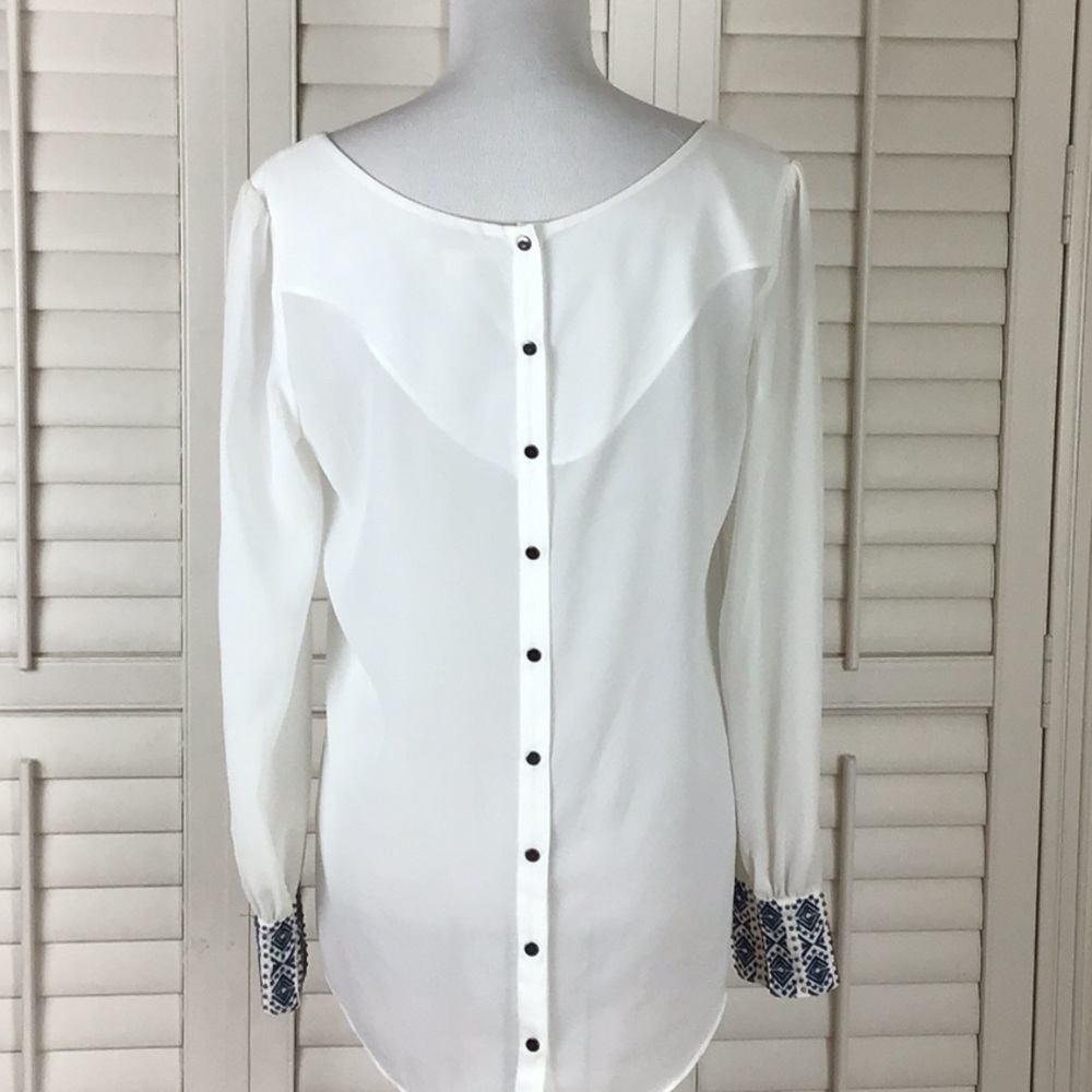 Double Zero Back Button Embroidered Cuff White Top - image 3